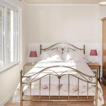 1 Bedroom Beautiful In Apartament Ault